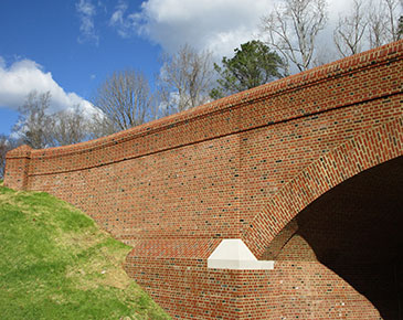 Puente de ladrillo colonial de Williamsburg